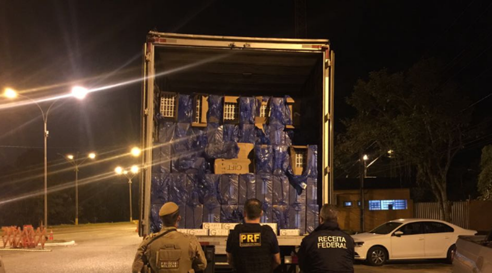 Caminhão foi levado para depósito em São José para contagem (Foto: Receita Federal/Divulgação)
