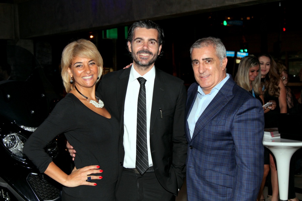 O casal Solange Giarge  e Jose Luiz Ribeiro leia-se Elite Magazine ,emolduram  o VP da Vespa do Brasil  Guiseppe de Paola