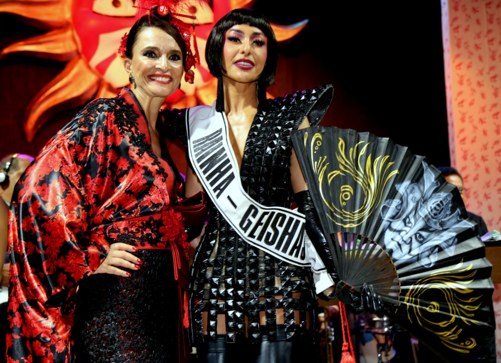 A diretora geral do Belmond Copacabana Palace e madrinha do Baile  Andréa Natal e a Rainha do baile, com a Rainha das Geishas Sabrina Sato.