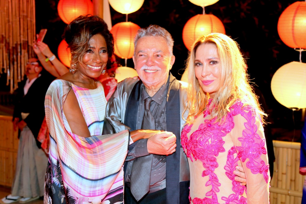 A jornalista Global Gloria Maria e o responsável  pela decoração e direção do baile o artista Mario Borrielo com a cantora Rosemary