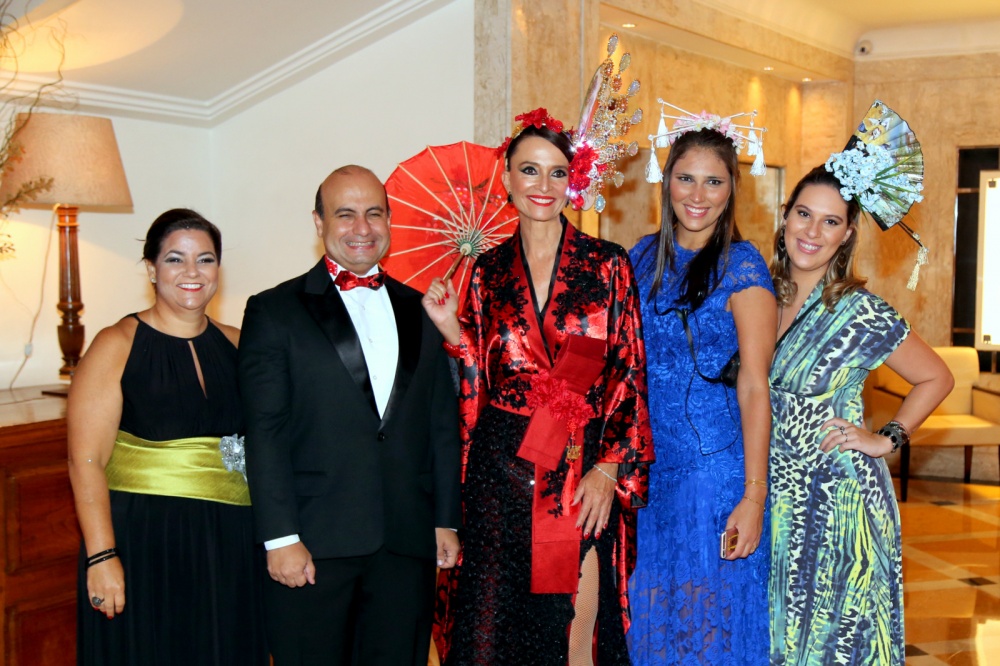 Emoldurada pela sua equipe a diretora geral do Belmond Copacabana Palace e madrinha do Baile Andréa Natal, Adriana Vergaça e Adriano Wlhle com Bruna Mariath e Maria Clara Binatto