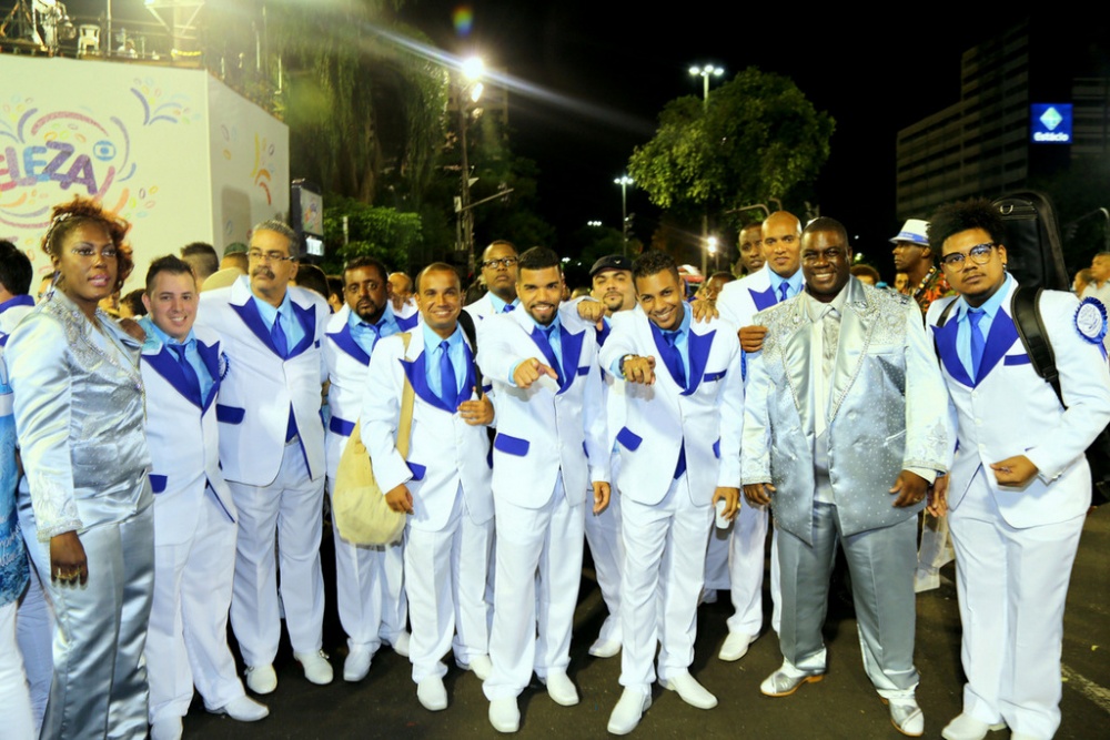 Um Rio que passou em sua Vida, Portela os compositores, Marinho, Lobo Jr, Felipe, Rony, Dr.Robson, Beto, M.M., Gusttavo, e Marcelão da Ilha e o puxador  Gilsinho. 