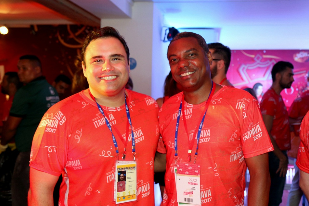 Recepcionando no Camarote da Itaipava Saulo Bordon e o jornalista Ivan Accioly da ICC Comunicação.