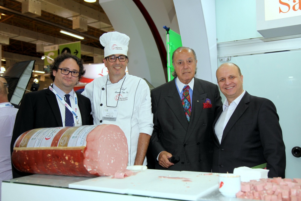No stand da secretaria de Turismo do Estado de São Paulo, o chefe de gabinete Daniel Parra com Alexandre Tuma e seu pai Michel Tuma Ness na já famosa Mortadela do Michele com o secretario Laercio Benko.