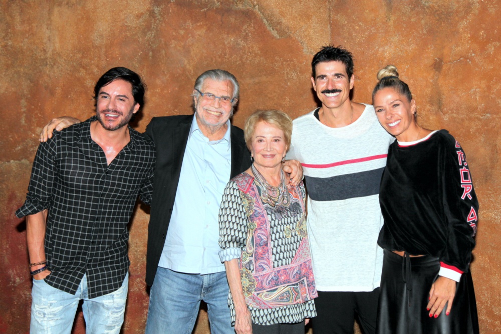 No palco os atores Ricardo Tozzi e Reynaldo Gianecchini recebem os aplausos de Tarcisio Meira e Gloria Menezes e Adriane Galisteu pelo sucesso do drama.