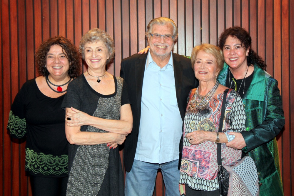 As produtoras do espetáculo Célia Forte e Selma Morrente emolduramos atores globais Ana Lucia Torre e o casal Tarcisio Meira e Gloria Menezes.