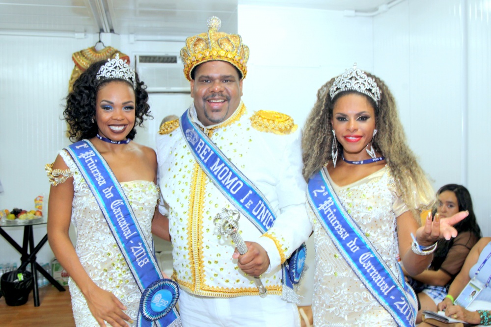 O Rei Momo do Carnaval Carioca 2018, Milton Rodrigues emoldurado pela primeira princesa Deisiane Conceição e a segunda Cintia de Oliveira na abertura dos festejos.