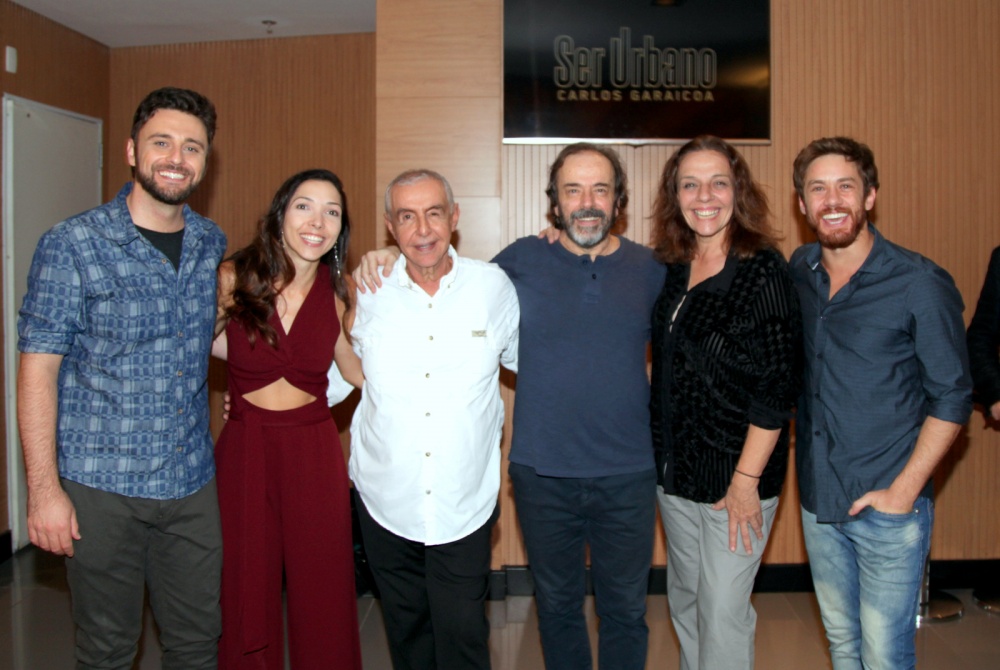 No teatro Porto Seguro, a comedia dramática, O Louco e a Camisa no elenco, Ricardo Dantas e Priscilla Squeff e direção de Elias Andreato e Guilherme Gorski e Rosi Campos com Leonardo Miggiorin.