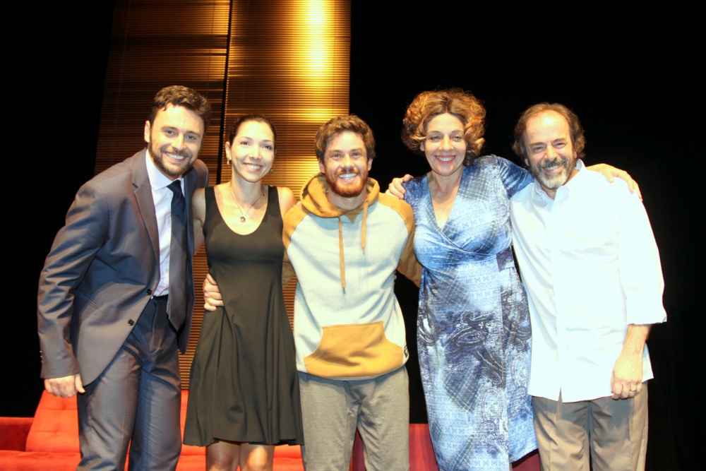 No palco do teatro Porto Seguro o elenco da peça , O Louco e a Camisa , em noite de estréia, Leonardo Miggiorin e Prisclla Squeli e Guilherme Gorski e Rosi Campos e Ricardo Dantas.