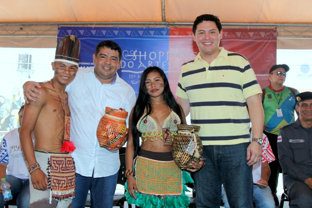 No centro de Artesanato de Parintins ,o secretario do trabalho do estado do amazonas Willian Abreu e o ministro do Trabalho Helton Yomura, com os índios Ricardo Anturo e Edimarina Hewo da etnia Hexkaryana.