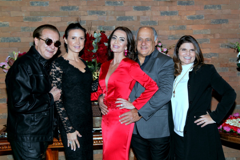 O estilista Ronaldo Esper e a campeã Olímpica Brasileira de Salto a distancia Maurren Maggi e a aniversariante Claudia Metne e o esposo o empresário Sergio Schildt e a global a jornalista Heleine Heringer.   