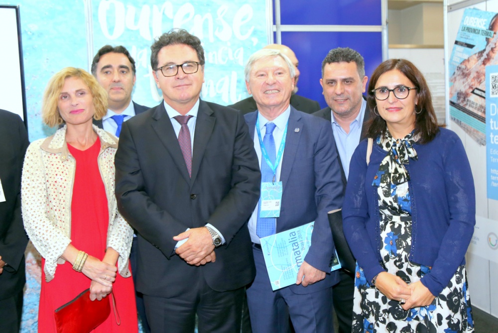 Diretora de Turismo da Galicia, Nava Castro; ao lado, más atrás, o vereador de Termalismo y Turismo da cidade de Ourense; o ministro do Turismo Vinicius Lummertz; diretor da Termatalia, Alejandro Rubín; secretário de Turismo da prefeitura de Foz do Iguaçu, Gilmar Piolla e a deputada de termalismo de Ourense Ana Villarino Pardo