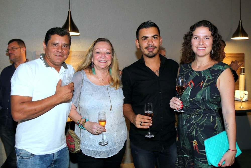 Na degustação os amigos, Adriano Santos com  Cleo Ickowicz e Cleber França e a amiga Gabriela Maia.