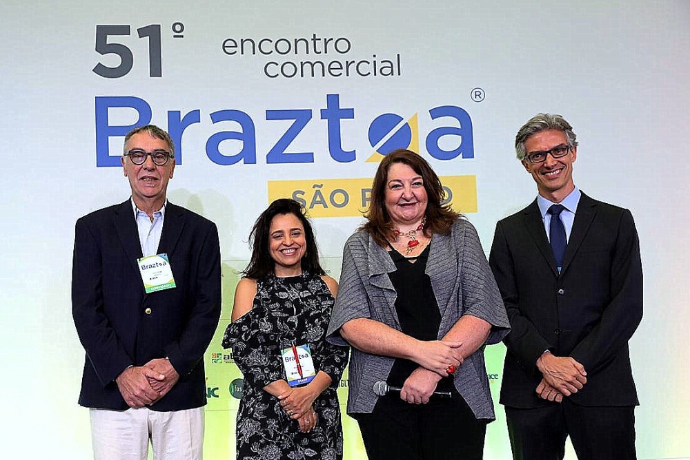 No palco dois ex-presidentes: Marco Ferraz e José Zuquim, emolduram a durante a cerimônia de abertura. Monica Samia, CEO da entidade e a presidente da Braztoa Magda Nassar.
