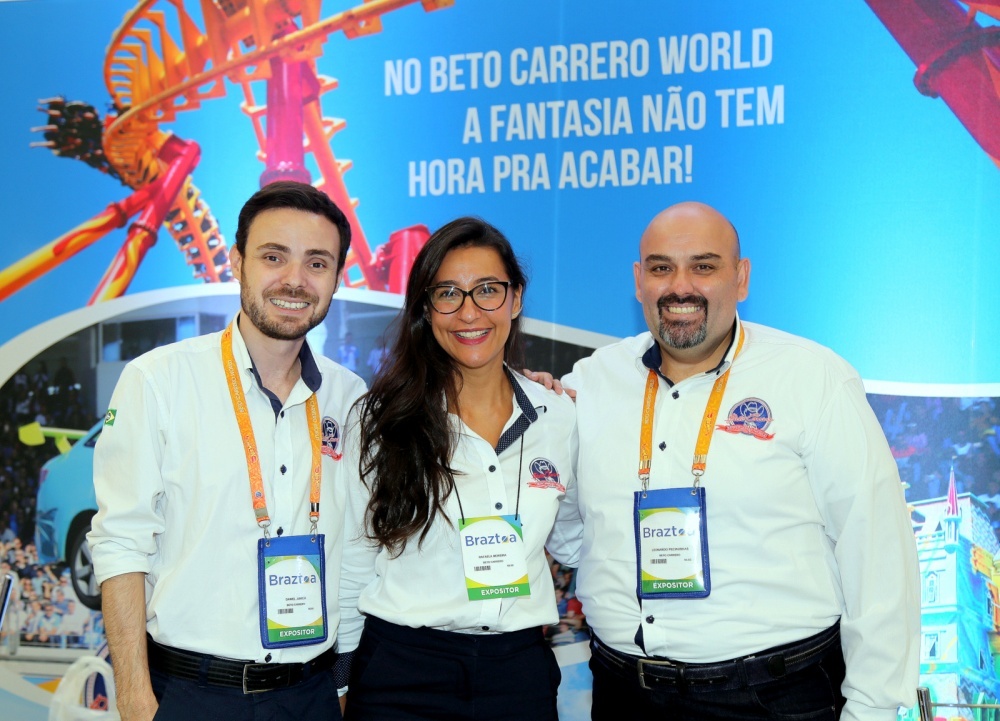 No stand dao Beto CarreroWord em santa Catarina, do departamente Comercial e promoção, Daniel Jr e Rafaela Moreira e Leornado Peciauskas