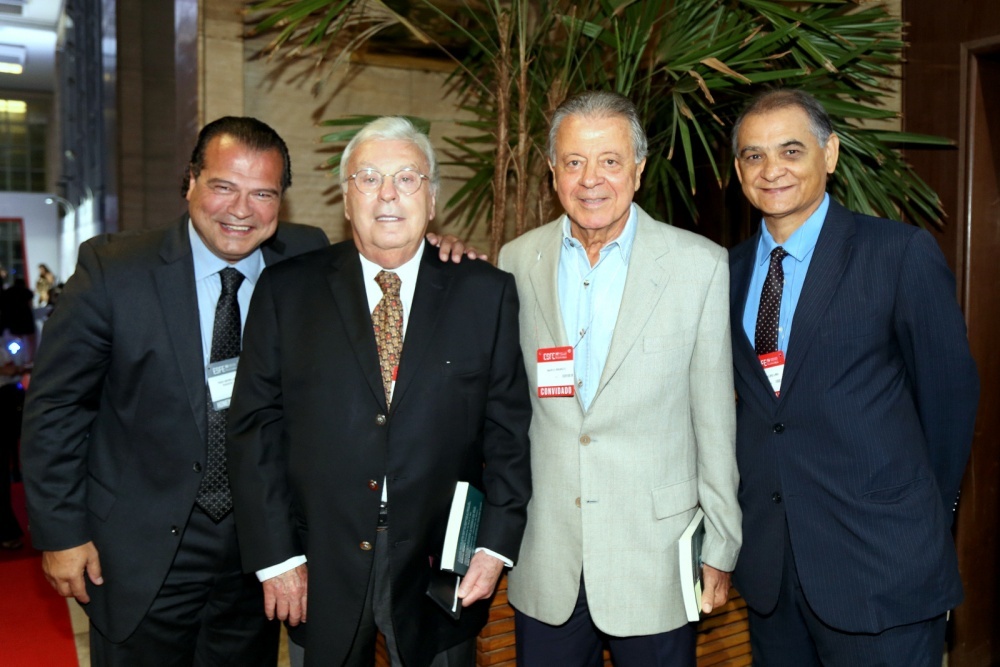 Os amigos representes do Trade do Turismo, Tirso Meirelles e Mario Beni e Marco Antônio Castello Branco e Neusvaldo Ferreira Lima, em noite de premiação no Jockey Club de São Paulo.