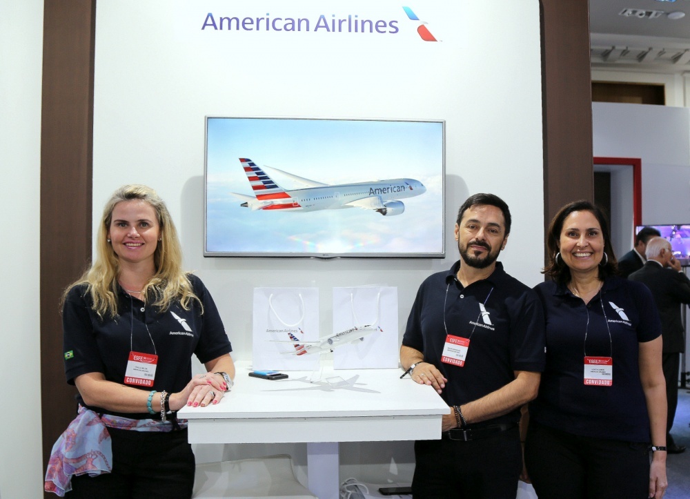 No stand da American Airlines, os representantes, -Paula Milos e Mauro Marques e Lenita Lemos