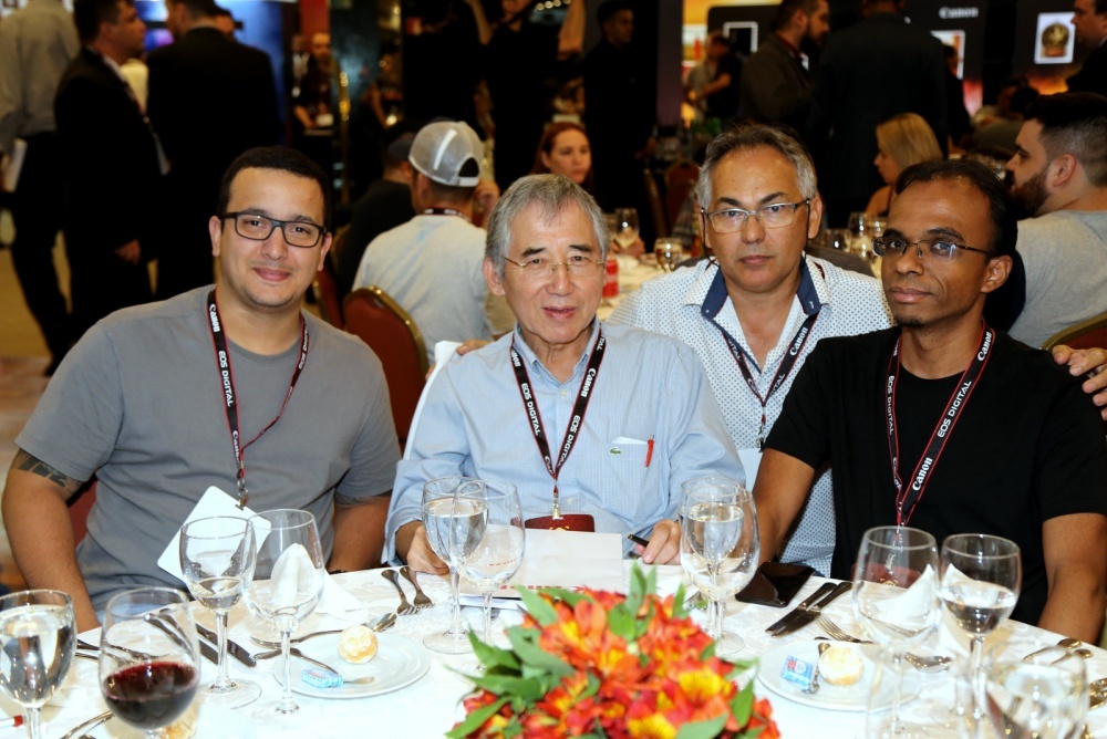 Equipe da Angel  equipamentos fotográficos presente no evento ,Herbet Costa e o Ceo,  Otavio Yoshiga e João Gomes com  Marcony Bertirni.