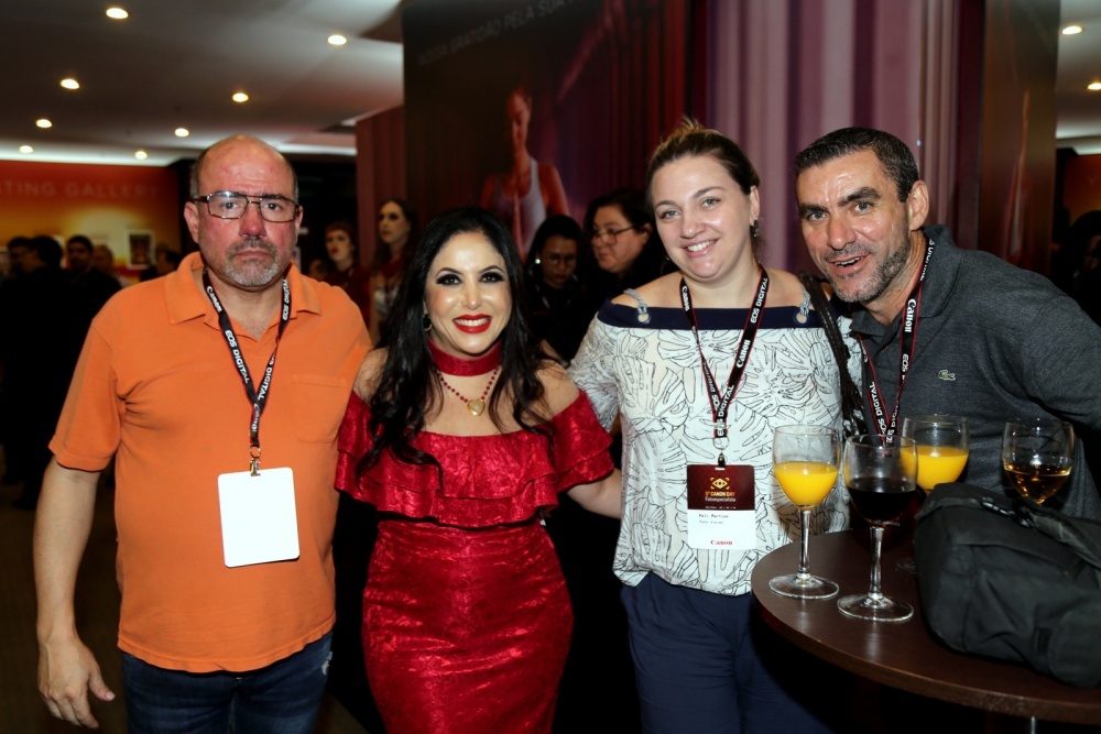 Da Photovision, Cassio Fernandes e da Canon do Brasil da área de relacionamento, Andrea  Amaral e o casal Keli Cristina e Wilson Martins.