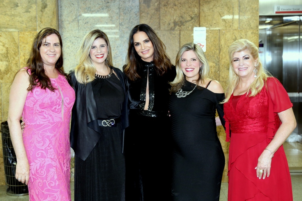 As, Carmen Sanches e MichelleVillas Boas  com a eterna modelo e empresaria  Luiza Brunet e Cristianne e a mãe Adela Villas Boas.