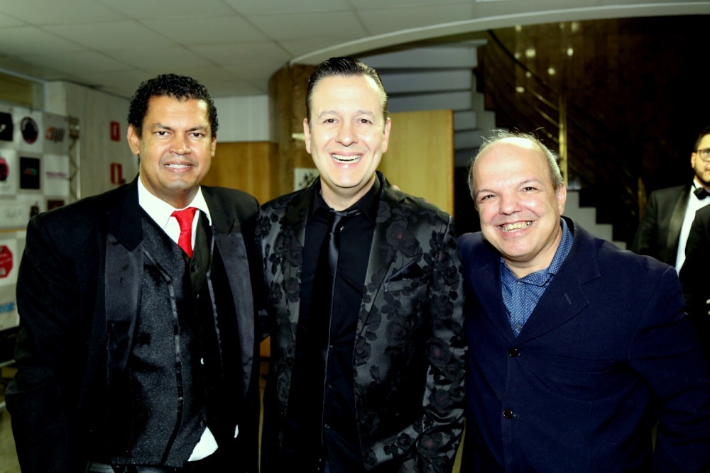 O( Billy )Romildo dos Santos e com o apresentador de Tv, Celso Zucatelli e o empresário ,Fabio Saad.