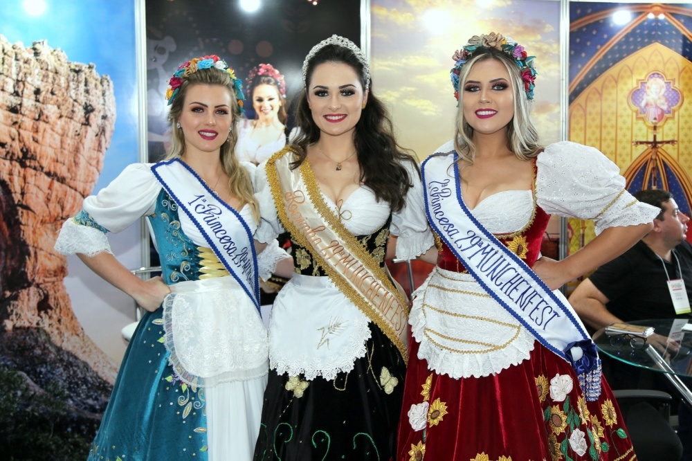 Da Festa MunchenFest de Ponta Grossa Paraná a corte das Rainha Ingrid Messias com as princesas, Barbara Buss e Jaine Wasileuvki.