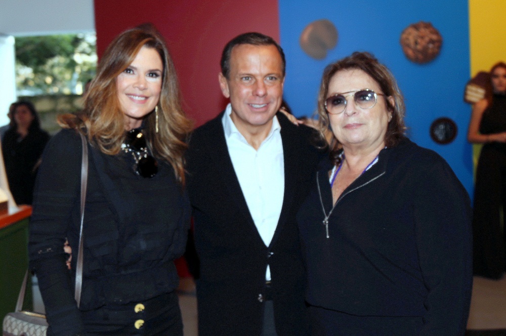 Na Galeria de Artes, Casa Triangulo no niver do portal Glamurama a socialaite e escritora Mariana Kupfer  com a responsável pelo sucesso do website Joyce Pascowitch e o governador do Estado de São Paulo, Joao Doria Jr.