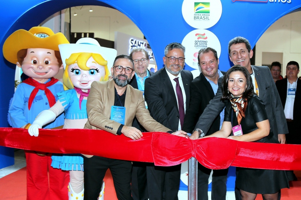 Em Itajaí no Centreventos Governador Luiz Henrique da Silveira, o o responsável pelo sucesso da BNT 25 anos, Geninho Goes e a secretaria de Turismo do Estado de Santa Catarina, Flavia de Didomenico recebem autoridades do Trade,para a inauguração da Feira.