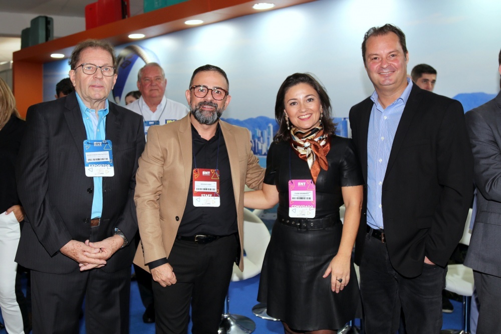 Em Itajaí no Centreventos Governador Luiz Henrique da Silveira, o secretario de turismo de Balneário de Camboriú ,Valdir Walendowsky e o responsável pelo sucesso da BNT 25 anos, Geninho Goes e a secretaria de Turismo do Estado de Santa Catarina, Flavia de Didomenico e o secretario de turismo de Itajaí, Evandro Neiva.