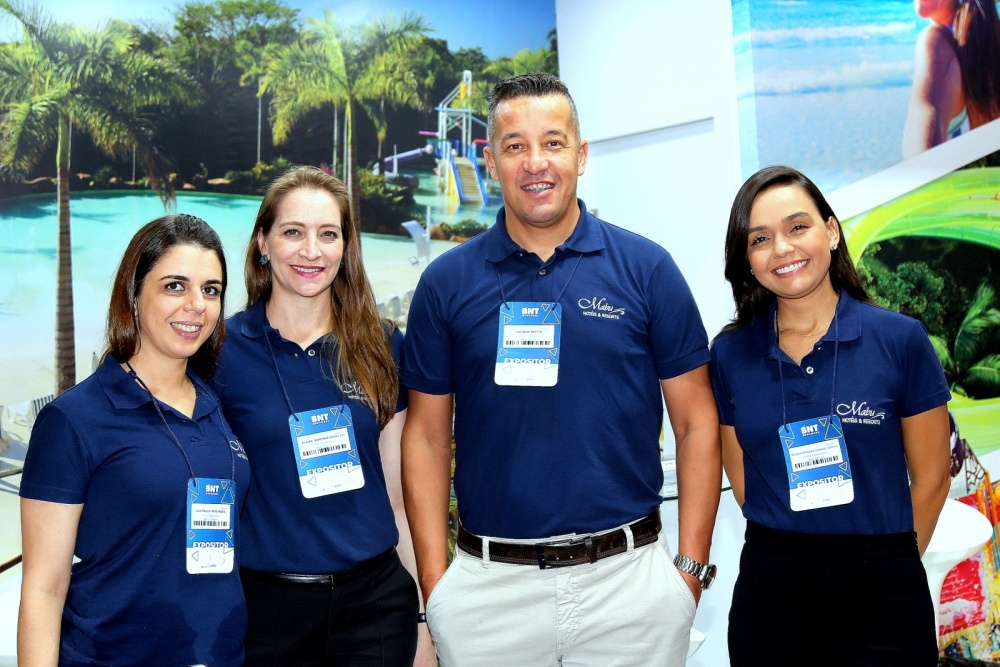 No stand do Hoteis MABU , a equipe de Curitiba (Pr) Ana Paula Mainardes e Elaine Novello e Luciano Motta e Renata Priscilla.