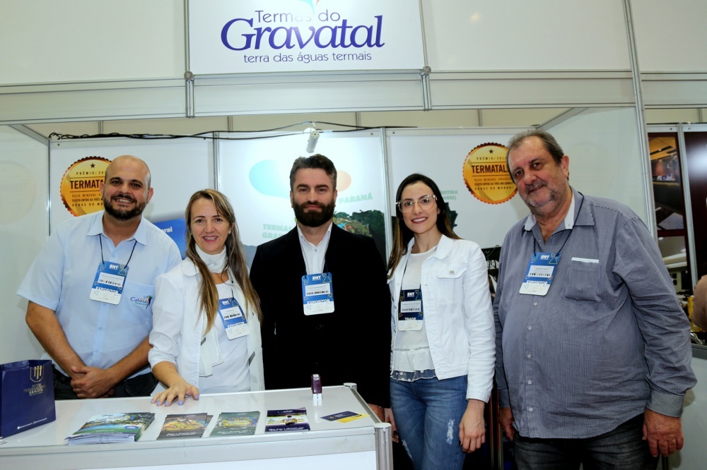No stand de Termas do Gravatal(SC), Thayus Domingos e Debora Neves e Giovani Rodrigues e Nã Menegari e o secretario de Turismo de Gravatal, Antenor Turazi.