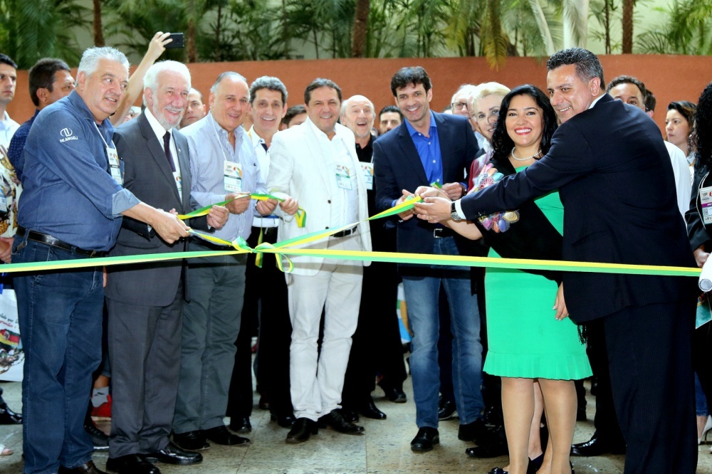 Na abertura do FIT no hotel Recanto das Cataratas, Rogerio Siqueira e  Marcio Nunes e Alexandre Sampaio e Darci Piana com Marcelo Álvaro Antônio e Sofia Montiel de Afaro e Gilmar Piolla com Chico Brasileiro e Paulo Angeli