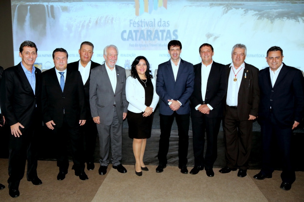 Autoridades no corte da fita inaugural do 14º Festival das Cataratas no Rafain Palace Hotel & Convention em Foz do Iguaçu, Paraná.