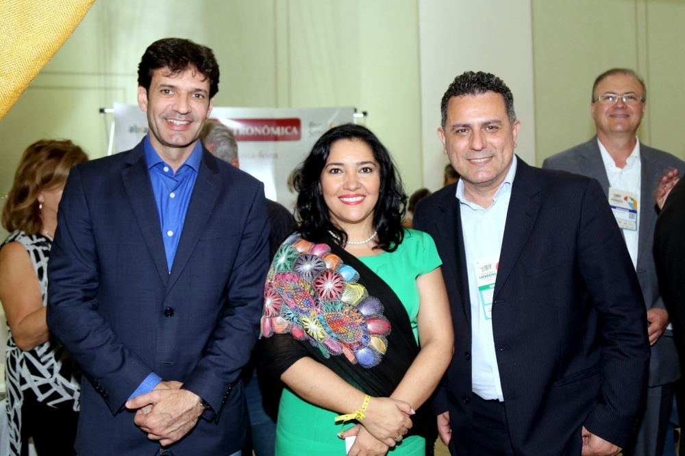 Os ministros de Turismo do Brasil, Marcelo Álvaro  Antônio e do Paraguai a Sra. Sofia Montiel de Afaro e o secretario de Turismo de Foz do Iguaçu, Gilmar Piolla.