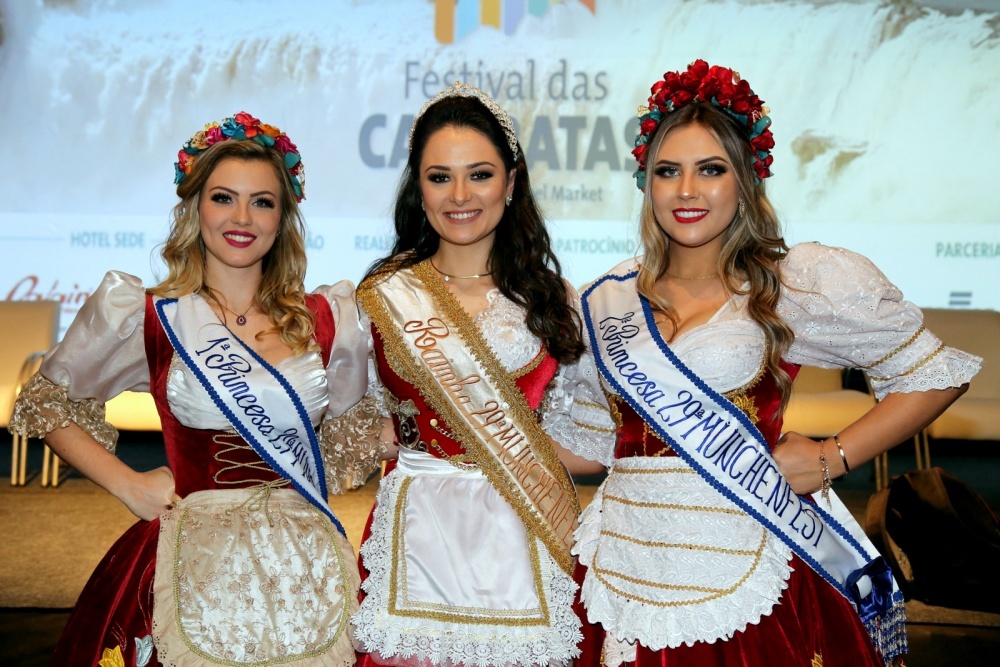 Da MunchenFest de Ponta Grossa, Paraná, as Princesas Barbara Buss e Jaine Wasilewski., emolduram a Rainha Ingrid Messias