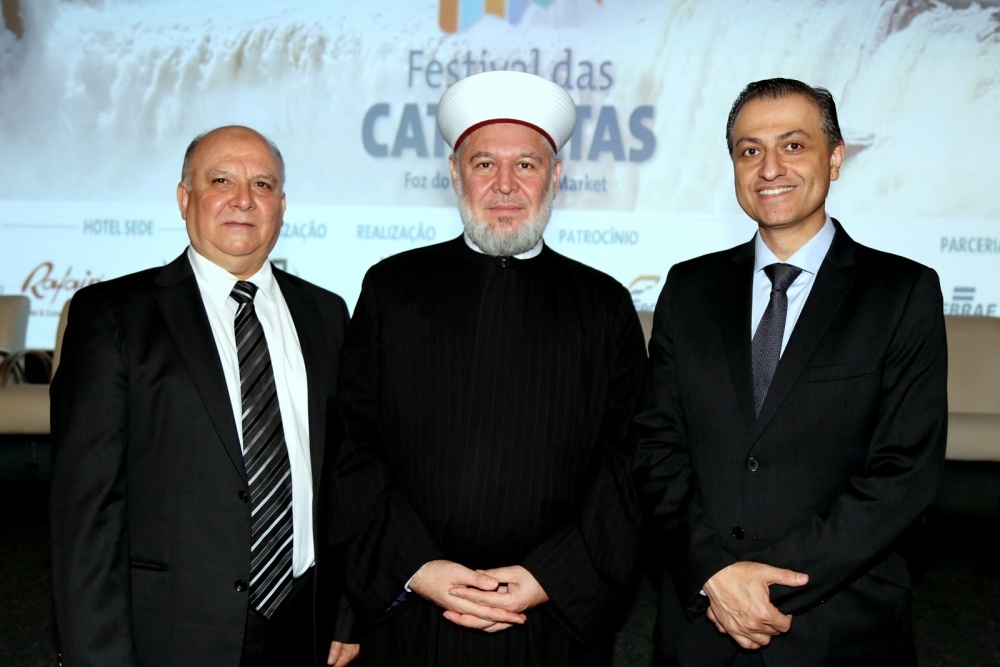 Do centro cultural  Islâmico o seu presidente, Mohamed Beha Rahal com o Sheikh Oussama El Zhed e o presidente da ACIFI ,Faisal mahmoud Ismail.