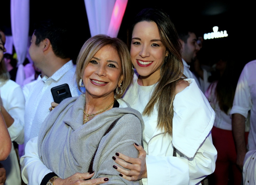 Tambem a jornalista Lu Barbosa com sua filha Pamela compareceram para conferir o festere.