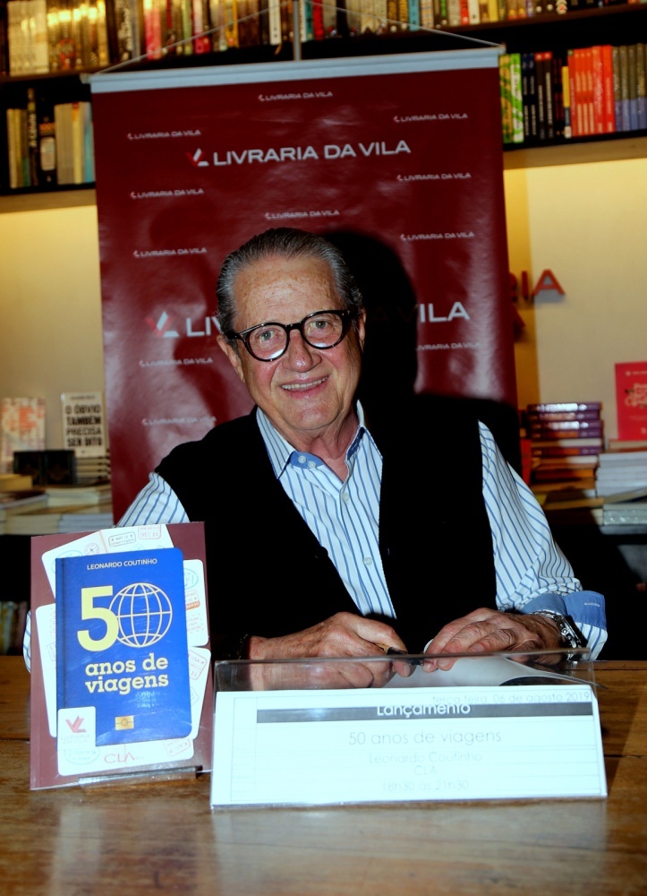O diretor do Grupo Ancoradoro, Leonardo Coutinho,  lança o livro 50 Anos de Viagens em São Paulona liraria da Vila em São Paulo.