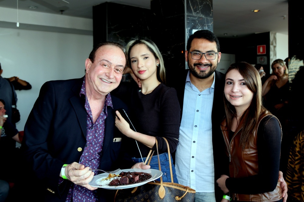 O internacional medico Eduardo Gomes de Azevedo e Beatriz Pimentel e o casal, Valeria Lima e o cantor  Sergio Rayney curtindo a feijoada.