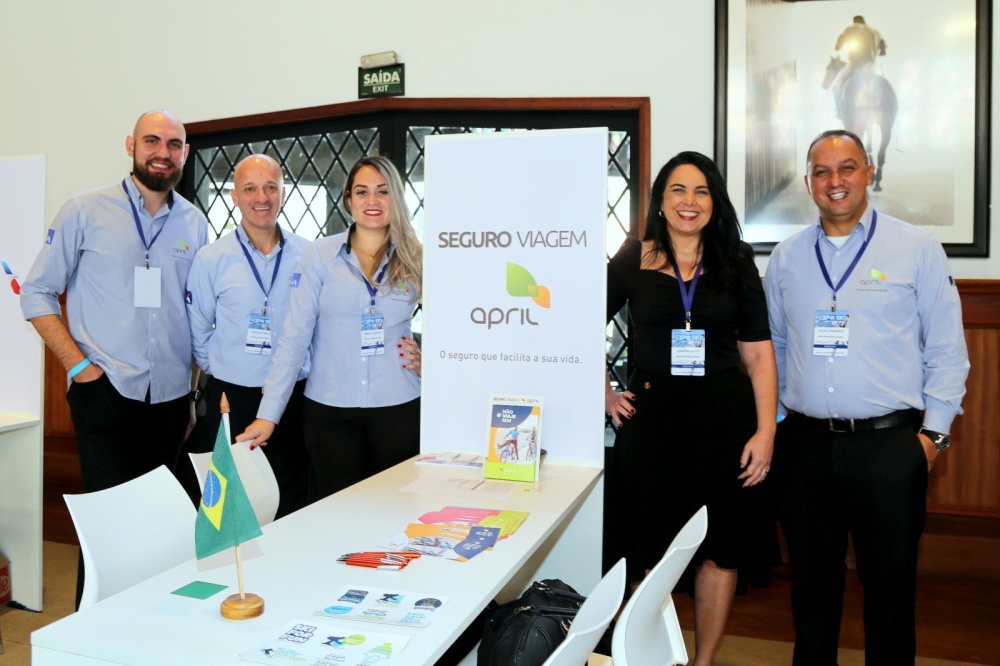 No stand da APRIL Seguro Viagem, a equipe, Carlos Guibine e Nicolau Galo e Bianca santos e Claudia Brito e Celso Andrade