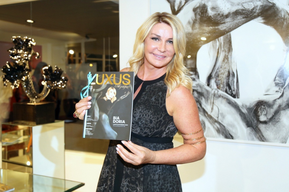 capa da 38ª edição da Revista Luxus Magazine, a artista plástica e Primeira Dama do Estado de São Paulo, Bia Doria,