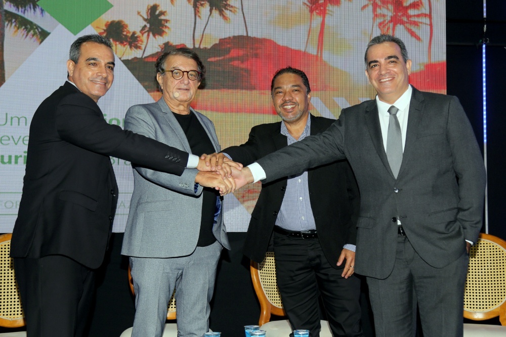 No final do evento os diretores confraternizam Breno Mesquita e o secretario de turismo do Ceara, Arialdo Pinho e Claudio Jr e Bruno Mesquita a mudança de local do evento para o Ceara.