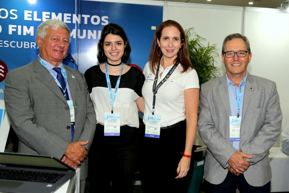No stand da Argentina o Consul geral da Argentina Alejandro Funes Lastra com os representantes do Ushuaia da secretaria de TuriSmo, Iasabelle Troitino e Cristiane Cavali eo secretario de turismo do Ushuaia, Jose Luis Recchia