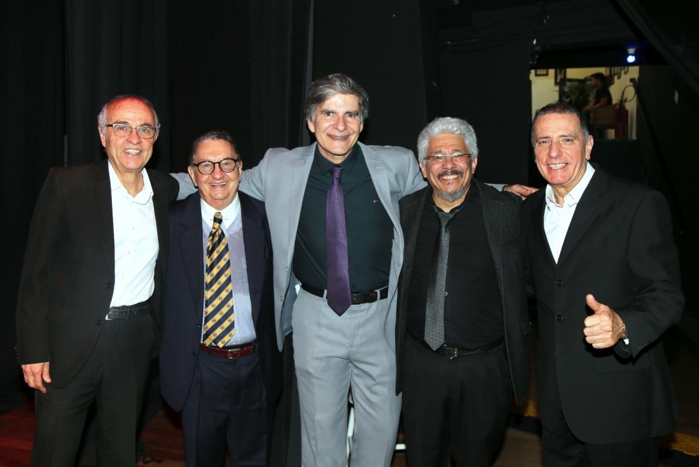 No palco do teatro Itália, Show dos, no      baixo : Renato Loiola, na sanfona e completando 60 anos de carreira, Caçulinha com o apresentador do evento e cantor,  João Canalha com o pianista :Caixote e o baterista: Jorginho.