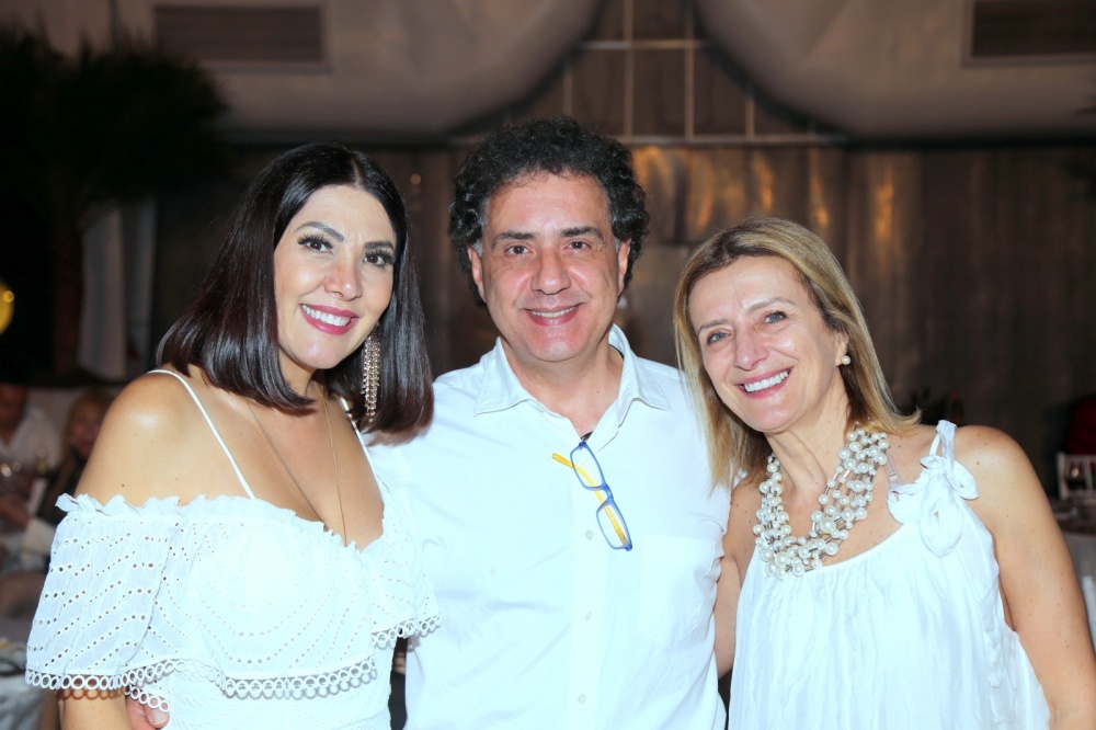 A jornalista Adriana Mingorance com o casal, o medico Francisco Le Voci e assessora de imprensa do evento Sonia Fossati.