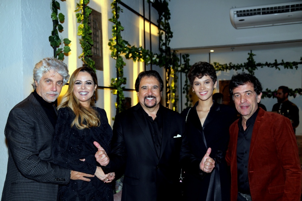 Recebendo os conidados no rooftop do Hotel Transamerica Berrini o Ceo da Revista Go Where Norberto Busto os casais, Nelo Marracini e Flavia Cavalcante com  Kaisla Bittencourt e Ricardo Almeida.