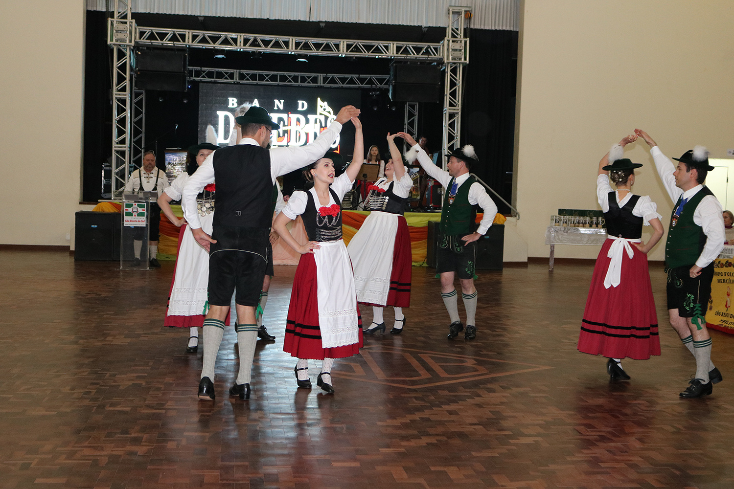 Grupos folclóricos reunidos na Trachtenfest – Festa dos Trajes