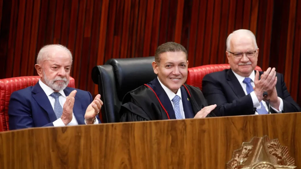 Kassio assume o TSE com defesa da urna eletrônica