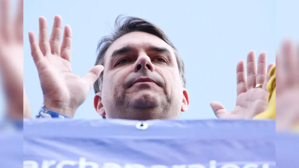 Flávio muda discurso e pedirá fim do tarifaço em audiência nos EUA