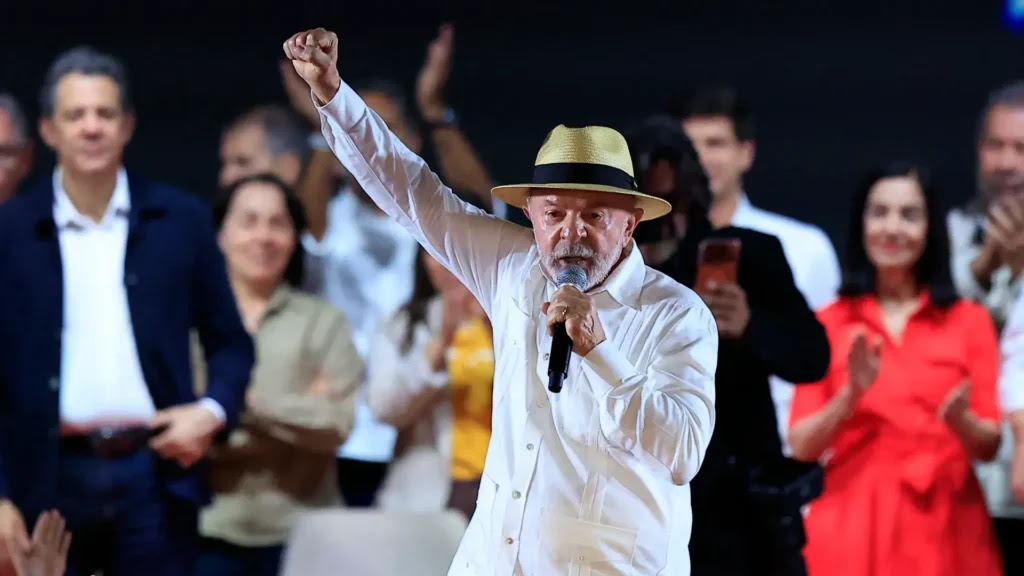 Lula se lança à reeleição e promete ‘briga’ por emendas